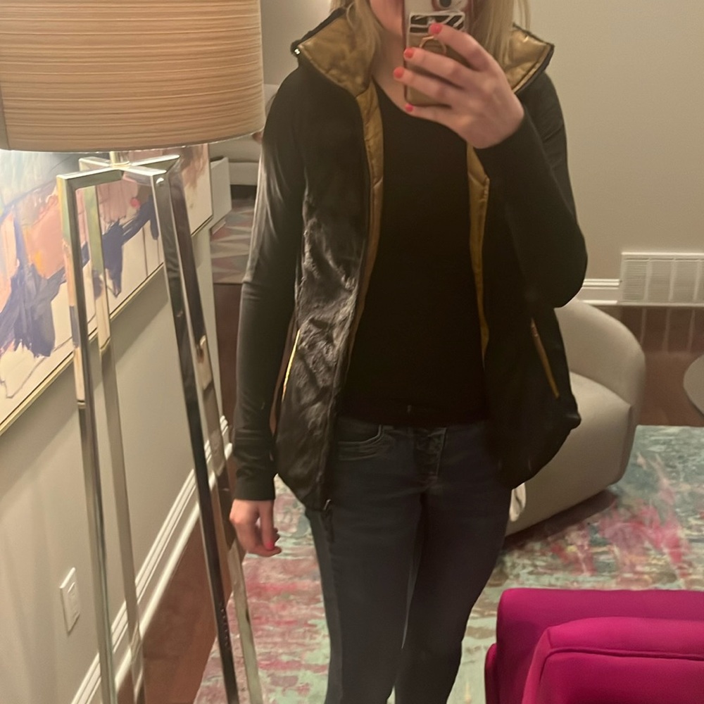 New without tag beautiful reversible The North Face vest! Black & gold